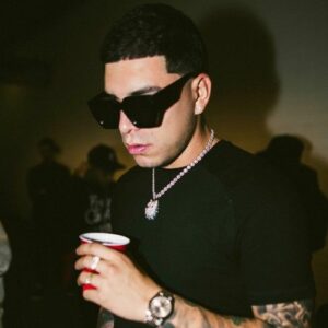 Ryan Castro presenta una demanda contra King Records debido a la falta de cumplimiento contractual.