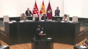 Expulsan del pleno a un concejal del PSOE en Madrid por dar varias palmadas en la cara a Almeida