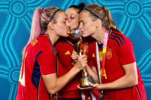Seleccin Femenina Espaa: Jenni Hermoso devuelve el cario a Irene Paredes y Alexia Putellas