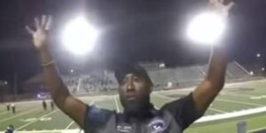 Un policía dispara con una táser a un director de orquesta afroamericano que se negaba a pedir a su banda que parase en Alabama