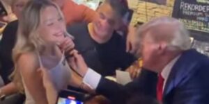 firma un autógrafo en el pecho a una camarera