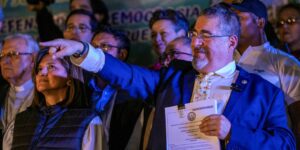 Cientos de guatemaltecos toman las calles para respaldar al presidente electo en medio de la crisis política más profunda desde 2015