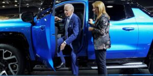 Biden, en horas bajas, se convierte en el primer presidente de EE.UU. en unirse a un piquete de huelga