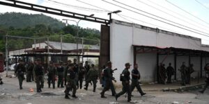 Más de 11.000 agentes toman la cárcel de Venezuela controlada por la banda criminal Tren de Aragua