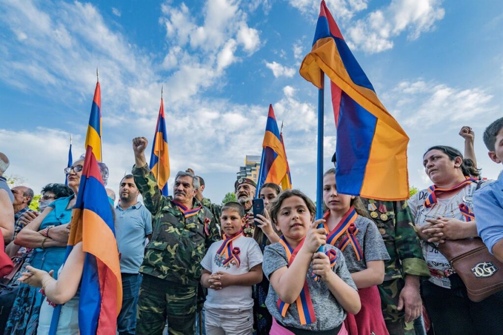 Miles de personas se concentran frente a la sede del Gobierno armenio e intentan irrumpir en su interior