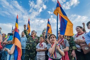 Miles de personas se concentran frente a la sede del Gobierno armenio e intentan irrumpir en su interior