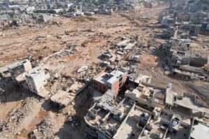 Aumentan a 43.000 los desplazados por las devastadoras inundaciones en el este de Libia