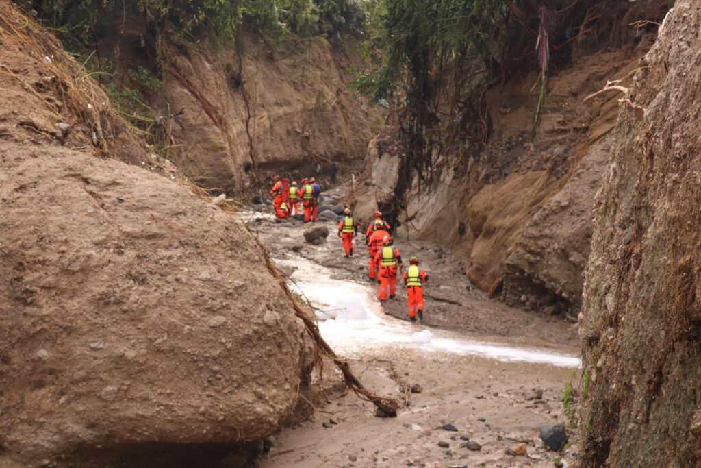 Al menos seis muertos y 18 desaparecidos por el desbordamiento del río Naranjo en Guatemala