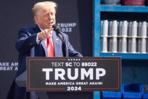 Trump afirma en un acto de campaña que quiere comprarse un arma, pese a que lo tiene prohibido