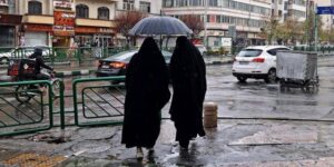El Parlamento iraní aprueba un proyecto que endurece los castigos a las mujeres que violen el código de vestimenta