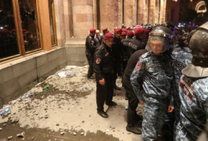 Cientos de manifestantes se enfrentan con la Policía frente a la residencia del primer ministro armenio