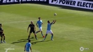 La surrealista accin en Primera RFEF: coge el baln con las dos manos y le pitan penalti
