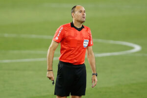 Betis: Mateu Lahoz da su versin sobre la polmica expulsin de Canales en Cdiz