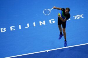 Medvedev mantiene su hegemona en pista dura ante Zverev y pasa a la final de Pekn