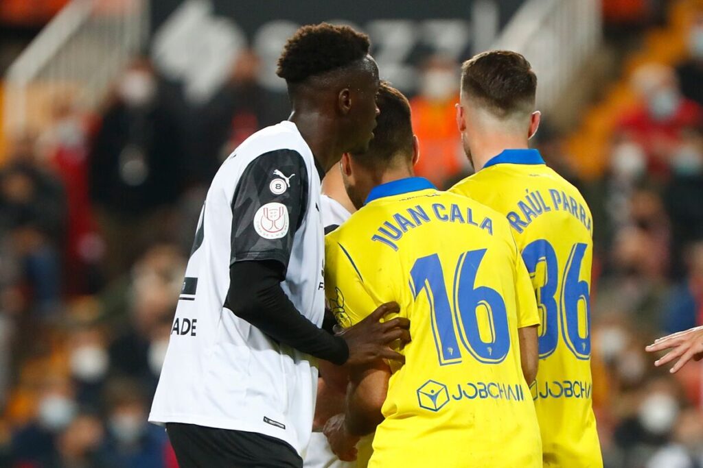 Valencia CF: Cala pasa a la accin y denuncia a los aficionados de Mestalla que le cantaron «Cala es un racista»