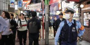 Un hombre se atrinchera en una oficina de correos en Japón tras un tiroteo que deja al menos dos heridos