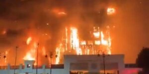 Un gran incendio calcina un gran edificio policial en la ciudad egipcia de Ismailía