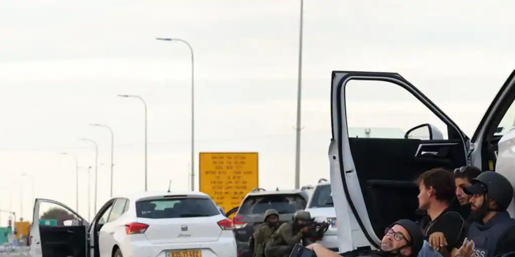 «No tenemos luz. Estamos con velas y una pequeñas bombillas que compramos para una fiesta»