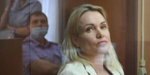 Rusia condena en rebeldía a ocho años y medio de cárcel a la periodista que protestó en directo contra la guerra