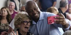 ¿Un presidente americano sin pareja? La singular campaña de Tim Scott