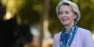 Von der Leyen llega a la cumbre europea con el pañuelo que le regaló una guía de la Alhambra