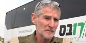 el general retirado del ejército israelí que ha arriesgado su vida salvando a jóvenes del festival