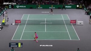 Djokovic alcanza los cuartos de Pars-Bercy pese a sus propios errores y un pblico atravesado