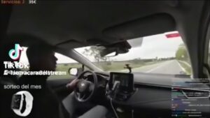 Streamers: Las locuras de ‘Viviendoenlacalle’ al volante: desde casi atropellos hasta dar marcha atrs en la Nacional
