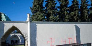 Profanan el cementerio judío de Viena con esvásticas y un incendio que carbonizó los salones