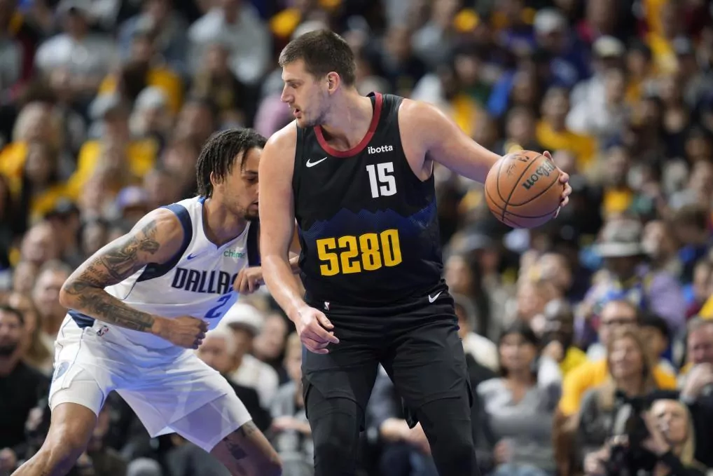 NBA: Un recital de Jokic baja a los Mavericks de la nube