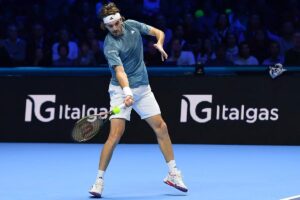 ATP Finals 2023: Tsitsipas se retira ante Rune por la espalda dos das despus de decir que estaba «perfecto»