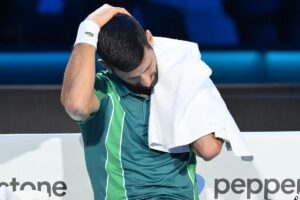 ATP Finals 2023: Djokovic tumba a Hurkacz en tres sets pero estar eliminado si Rune gana a Sinner