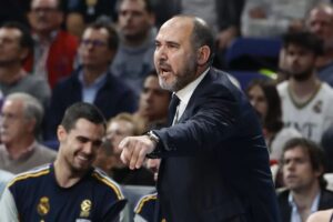 Euroliga: Chus Mateo: «Mis jugadores se divierten con el esfuerzo y a m eso me pone»
