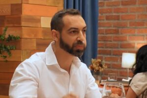 El requisito de un soltero a su cita en ‘First Dates’ antes de pensar en el futuro: «Me interesa saber los horarios que tiene»