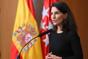 Roco Monasterio propone cambiar la bandera de la Comunidad de Madrid: «me provoca estrs visual con estrellas comunistas»