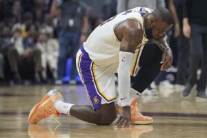 NBA: LeBron agradece el homenaje de Cleveland ganando en casa