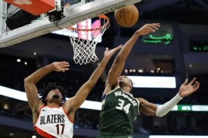 NBA: Los Bucks remontan 26 puntos y ganan con un tapn de Antetokounmpo