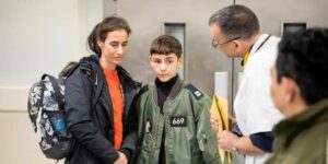 Hamás obligó a los tres niños franceses liberados a ver un vídeo con asesinatos y violaciones