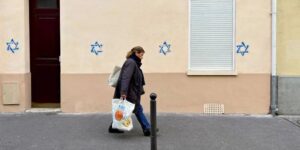 Francia investiga la conexión con el extranjero de las estrellas de David pintadas en las calles de París