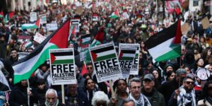 Detenidos un centenar de manifestantes de extrema derecha en una multitudinaria protesta pro palestina en Londres