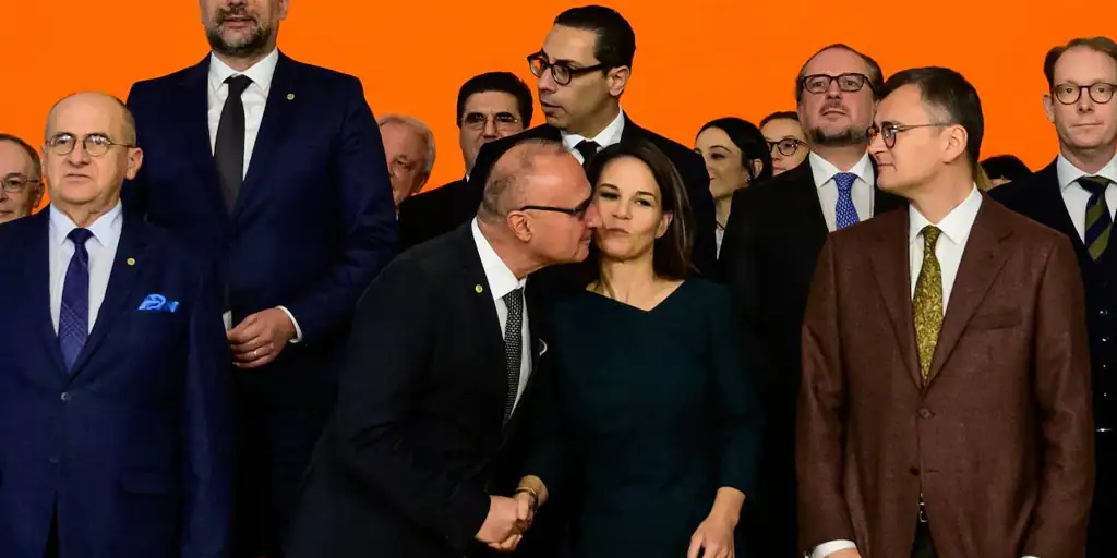 El ministro de Exteriores croata pide perdón tras intentar besar ‘a lo Rubiales’ a su homóloga alemana