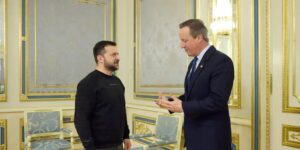 Cameron se estrena como ministro de Exteriores con un simbólico viaje a Ucrania