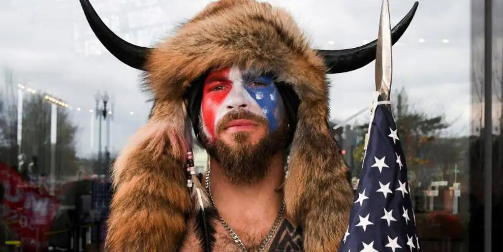 El ‘chamán QAnon’, rostro de la invasión del Capitolio en 2021, se postula al Congreso de EE.UU.