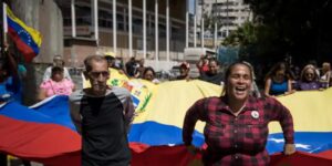 Maduro regala jamones y bonos de «guerra» en la disputa territorial del Esequibo
