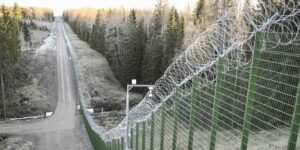 Finlandia levanta una valla de 200 kilómetros en puntos críticos de su frontera con Rusia
