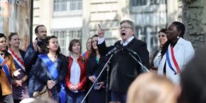 Mélenchon, comparado positivamente con Jean-Marie Le Pen por un semanario racista y antisemita