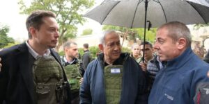 Musk visita en Israel uno de los primeros kibutzs atacados por Hamás y llega a un principio de acuerdo para el uso condicionado de Starlink en Gaza