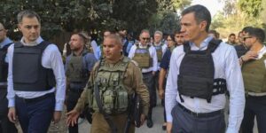 Esta es la trágica historia detrás del kibutz atacado por Hamás que Sánchez ha visitado en Israel
