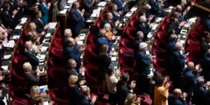 Detenido un senador en Francia tras ser acusado de drogar a una diputada para intentar violarla