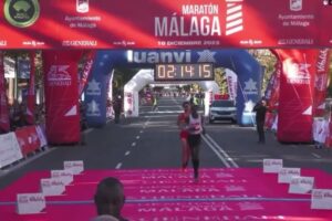 Atletismo: Renuncia a su premio en el Maratn de Mlaga para ayudar a otro atleta